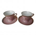 Par de xícaras para café em porcelana Mauá na cor rosa e grega dourado Eu, Você, Alt. 6, Diam. 6,5 cm.