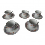 Cinco xícaras para café em porcelana oriental decorada com policromia, bordas douradas, marcadas na base, 6 x 6 cm.