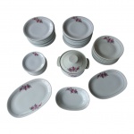 Guarnição para jantar em porcelana Renner com policromia representando flores sobre fundo branco e frisos dourados composto de: 23  pratos principais, 9 para sopa, 10 para sobremesa, 3 travessas ovais e 1 terrine com tampa,  23 x 16 a  33 x 26 e Diam. 22, Alt. 12 cm. Total: 46 peças.