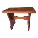 Banqueta para os pés executada à mão em madeira nobre, pernas arrematadas em trava, 30 x 19, Alt. 23 cm.