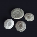 Um prato pra bolo e 12 pratos para sobremesa em vidro marcados Indonésia, (Só nos pratos de sobremesa), Diam. 29 e 18 cm.