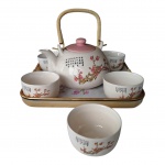 Guarnição japonesa para chá executada em cerâmica decorada com flores e hiragana, composta  de: 1 bule, 5 xícaras e bandeja em melamina, Alt. 13, Diam. 16,  5 x 8 e  25 x 25 cm.