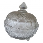 Rara bombonière em cristal com lapidação única e eclética, Alt. 17, Diam. 15 cm.