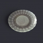 Prato para bolo em cristal lapidado, bordas em leque e flores, Diam. 33, Alt. 5 cm.