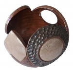 Escultura em cerâmica em forma esférica vasada com vários componentes  para a decoração, marcado na base Suely. Alt. 16, Diam. 14 cm.