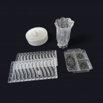 Cinco peças em acrílico, uma biscoiteira, um vaso, e 3 travessas, 21 x 8 e 23 x 13 cm.