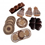 Diversos: 7 descansos para servir à mesa em sisal, 3 descansos em madeira lembrança de Porto Seguro, uma prancha de madeira com 3 bowls em cerâmica na cor terracota e uma travessa em melamina representando folha.