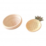 Duas peças em cerâmica, sendo uma travessa representando abacaxi fatiado e outra circular, 22 x 13, Diam. 16, Alt. 7 cm.