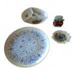Quatro peças em porcelana sendo uma travessa Schmidt com 3 divisórias, uma circular blue & white, uma com bordas sinuosas e um porta guardanapos, Diam. 25 e 30 cm.