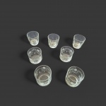 Sete copos para água/suco 4 em cristal lapidação e flores e 3 em vidro, 8 x 8 cm.