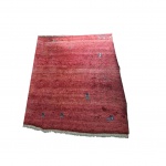 Tapete dito persa, adquirido em Londres, tecido à máquina nas cores vermelho/amarelo e etc. necessita higienização, 191 x 156 cm.