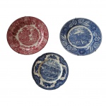 COLECIONISMO - Três pratos em porcelana  inglesa, Johnson Bross, Wood & Sons, Diam. 20 e 16 cm.