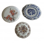 COLECIONISMO - Três pratos nacionais decorados com policromia e blue & white, Real, Steatita, Diam. 26 e 19 cm.
