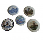 COLECIONISMO - Cinco pratinhos em porcelana europeia, policromados, Diam. 9 cm.