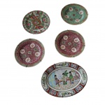 COLECIONISMO - Quatro pratos e uma travessa em porcelana oriental policromadas, Diam. 15 e  21x 15 cm.