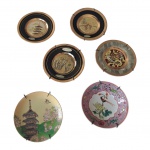 COLECIONISMO - Cinco pratinhos e um bowl em porcelana oriental decorados com policromia, Diam. 10 cm.
