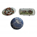 COLECIONISMO - Um pratinho e uma travessa em porcelana inglesa, cena de caça e etc. Diam. 10 - 14 x 10  e 16 x 8 cm.
