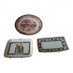 COLECIONISMO - Um prato e duas travessas em porcelana Schmidt, a travessa ornamentada com casal apresenta leve bicado na borda, Diam. 19  - 15 x 11 e 16 x 10 cm.