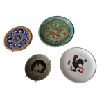 COLECIONISMO - Quatro pratinhos de diversas procedências e materiais, Diam. 12 a 8 cm.