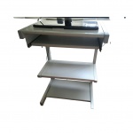 Mesa para computador em aço patinado de prata com 3 prateleiras e mesa para teclado, acabamento em rodízios, 56 x 49, Alt. 82 cm.