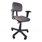 Cadeira dita de escritório giratória, nivelador de altura, encosto e assento forradas em tecido sintético pernas arrematadas em rodízios,  marcas de uso, 57 x 42, Alt. Menor 93 cm.