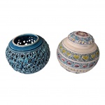 Um potiche e um cachepot em cerâmica, um vasado e outro policromado,  assinados Der Vinci e datados 1991 e 1994, Alt. 13, Diam. 15 e  15 x 15 cm.