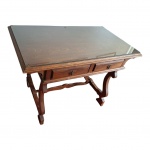 Mesa bureaux em madeira nobre, tampo apoiado em caixa retangular, duas gavetas centrais com puxadores  em cobre, pernas recurvas arrematadas em trava,  apresenta leves imperfeições nas extremidades do tampo e nas pernas, acompanha vidro para o tampo, 120 x 70, Alt. 82 cm.