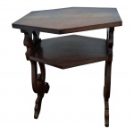 Mesa de apoio em madeira nobre, bordas sextavadas pernas em lira com uma prateleira central, a base se uma das pernas está decolada,  Com. 49, Prof. 43, Alt. 60 cm.