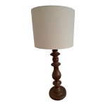 Luminária de mesa para uma luz, haste em madeira balaustrada, cúpula em pergaminho um pontinho com desgaste, Alt. 62, Diam. da base 14, da cúpula 26 cm.