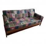 Sofá bicama para solteiro em madeira nobre, o fouton e colchonete com forro no estado, Com. 194, Prof. 80, Alt. 90 cm.