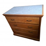 Cômoda executada em pau marfim, tampo de mármore rajado, 4 gavetas frontais com puxadores em metal, Com. 95, Prof. 58, Alt. 92 cm.