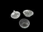 Três peças em cristal lapidado sendo 2 bombonières e 1 bowl, (a bombonière com maior pega apresenta um dos pés quebrado), 18 x 13 -  16 x 15 e12 x 6 cm.
