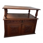 Cômoda clássica com balcão, em cerejeira, um vão central, uma gaveta  duas portas e laterais entalhadas, uma prateleira interna, apresenta manchas de uso na madeira e leves imperfeições, 80 x 49, Alt. 66 cm