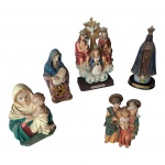 Cinco imagens do imaginário católico em resina policromada, Nossa Senhora Aparecida, Sagrada Família, Divino Pai Eterno e etc.  A haste do Espírito Santo está quebrada, 16 a 12 cm.
