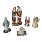 Cinco imagens do imaginário católico em resina policromada, Sagrada Família, Nossa Senhora das Graças, Pietá (com cabeça colada e cabelo descascado) e etc. Alt. 22 a 7 cm.