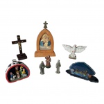 Oito imagens do imaginário católico, vários materiais, sendo 2 presépios, 1 crucifixo e etc. Alt. 13 a 5 cm.
