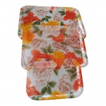  Três bandejas em acrílico policromado em flores, nunca foram usadas, em sua embalagem original,  43 x 33 a 27 x 20 cm.