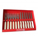 Kit Tramontina com 12 peças, 6 facas para churrasco e 6 garfos em aço inox e cabo em polipropileno na cor creme, nunca foram usados, em sua embalagem original.