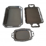 Três travessas em inox de modelos diversos, a maior apresenta leves marcas do tempo ao fundo43 x 30 a 29 x 17 cm.