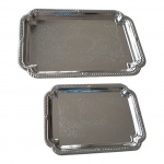 Par de bandejas em inox, fundo cinzelado e bordas sulcadas, nunca foram usadas, 33 x 23 e  22 x 15 cm.