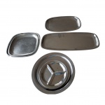 Baixela em inox  com seis peças composta de: 2 travessas retangulares, 51 x 22 e 39 x 28 cm. 2 travessas quadradas, 26 x 26 e 29 x 29 cm, 1 travessa  circular Diam. 31 cm. e  1travessa com 3 divisórias, Diam. 21 cm. Apresentam leves marcas de uso.