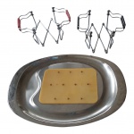 Uma travessa para carne e par de suportes refratários para travessas, o com pega preta apresenta leve mancha de ferrugem,46 x 32, e Larg.16 cm.