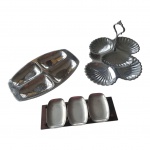 Três peças para servir em inox, sendo uma travessa com 4 divisórias, uma prancha de madeira com 4 travessas e uma petisqueira em 2 níveis representa concha, 32 x 23, Alt. 28 cm.