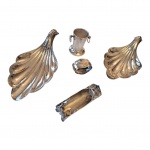 Cinco peças espessuradas à prata sendo duas saboneteiras representando folhas, sois paliteiros e um porta guardanapos, 20 x 9, Alt. 6 cm.