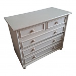 Cômoda em madeira nobre patinada de branco com duas gavetas na parte superior  e três  centrais apoiada em pernas de bola, apresenta marcas de uso na patina, Com. 105, Prof.  53, Alt. 87 cm.