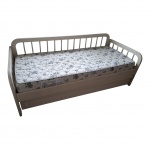 Bi cama para solteiro em madeira nobre patinada de branco, encosto e laterais com galerias vasadas, acompanham os colchões com marcas de uso,  198 x 88 Alt. 76 cm.