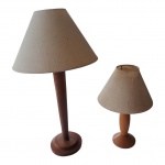 Par de luminárias  de mesa para uma luz com haste e base em madeira, cúpulas em pergaminho com manchas do tempo,  o maior não apresenta a fiação elétrica, Alt. 57 e  36 cm.