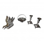 Quatro peças espessuradas à prata sendo: par de castiçais para 1 vela, porta guardanapos representando cisnes e uma cestinha,