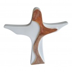 Escultório Art Decô em porcelana branca, cobre e dourado representando Cristo Redentor, 28 x 26 cm.