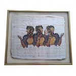 Papiro egípcio emoldurado em vidro sanduiche, as partes superior e inferior levemente descoladas, 51 x 43 cm.